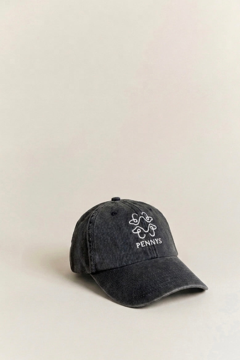 Svart keps från Pennys med broderat logotyp
